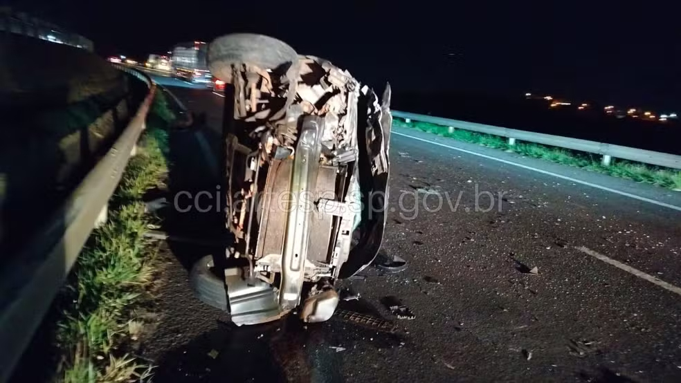 Carro bate em traseira de caminhão e capota em rodovia do interior de SP