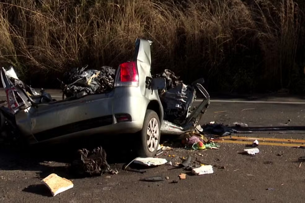 Três jovens morrem ao bater carro em caminhão no Paraná