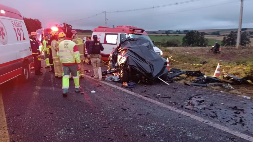 Três pessoas da mesma família morrem em acidente envolvendo ônibus escolar, caminhão e dois carros no Paraná