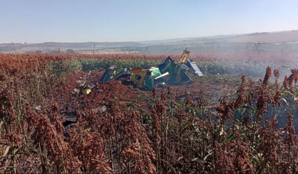 Avião da Esquadrilha da Fumaça bate em outro e cai após em zona rural do interior de São Paulo