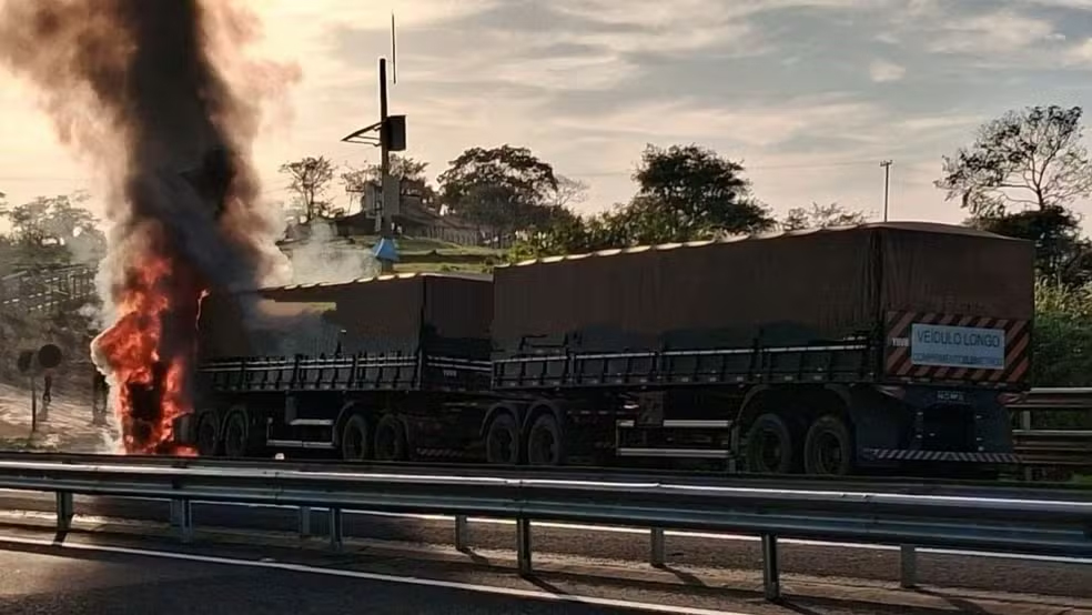 Carreta pega fogo e causa congestionamento na rodovia SP-333