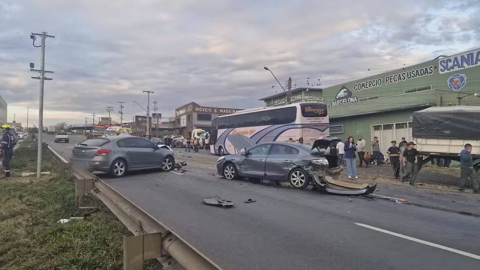 Caminhão desgovernado atinge sete veículos e deixa 16 pessoas feridas na BR-376, no Paraná