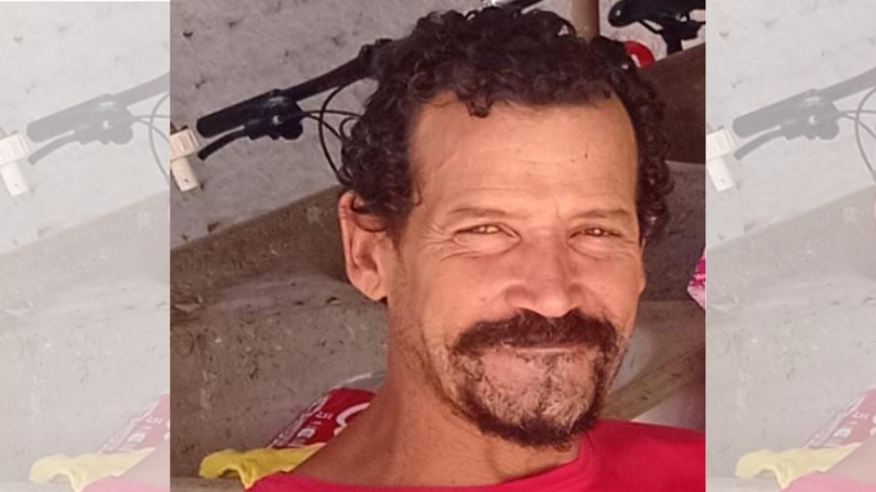 Homem morre após bater moto violentamente contra árvore