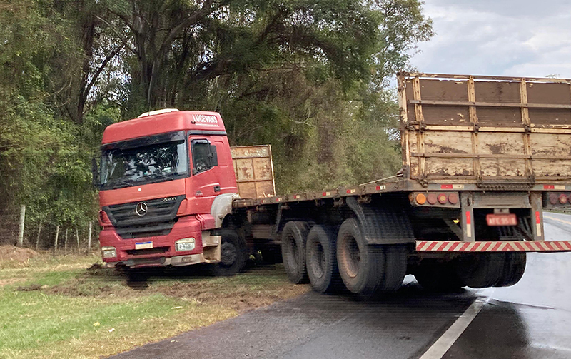 Motorista perde o controle e carreta fica em “L” na SP-294, em Flórida Paulista