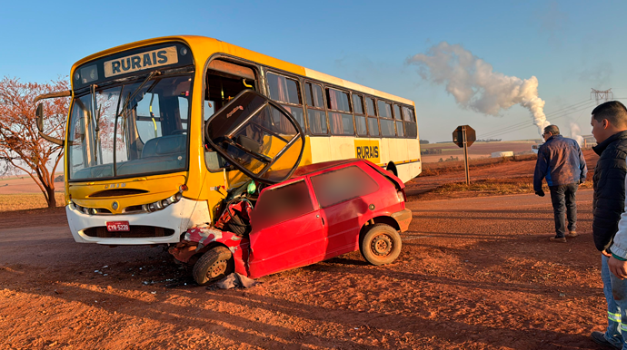 Acidente envolvendo ônibus e carro deixa uma pessoa morta em rodovia