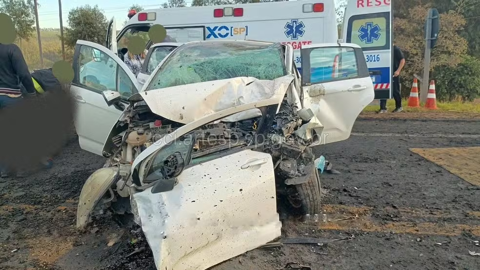 Acidente entre dois carros interdita rodovia