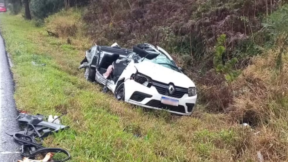 Motorista sai com ferimentos leves de acidente que arrancou teto e portas de carro, no Paraná