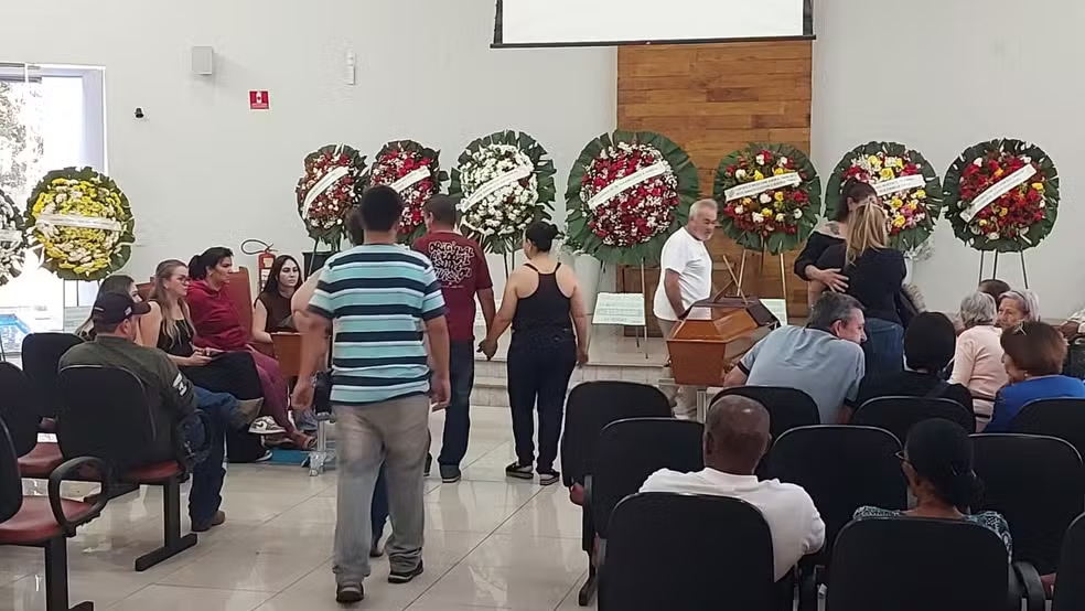 Corpos de amigos mortos após viagem ao PR para cobrar dívida são sepultados em SP
