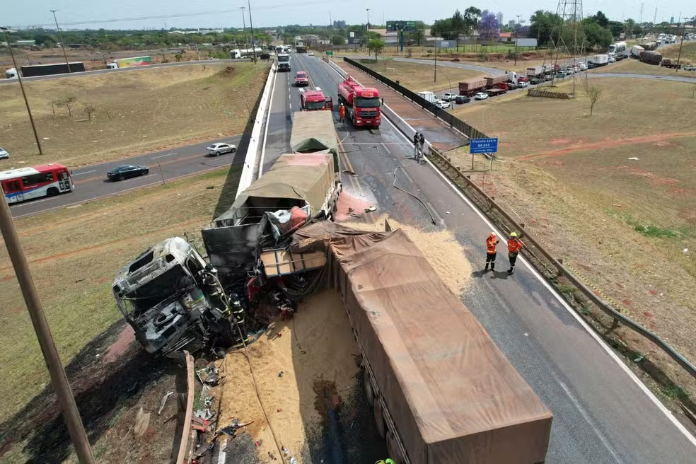 Caminhoneiro morre carbonizado após acidente entre carretas na BR-163