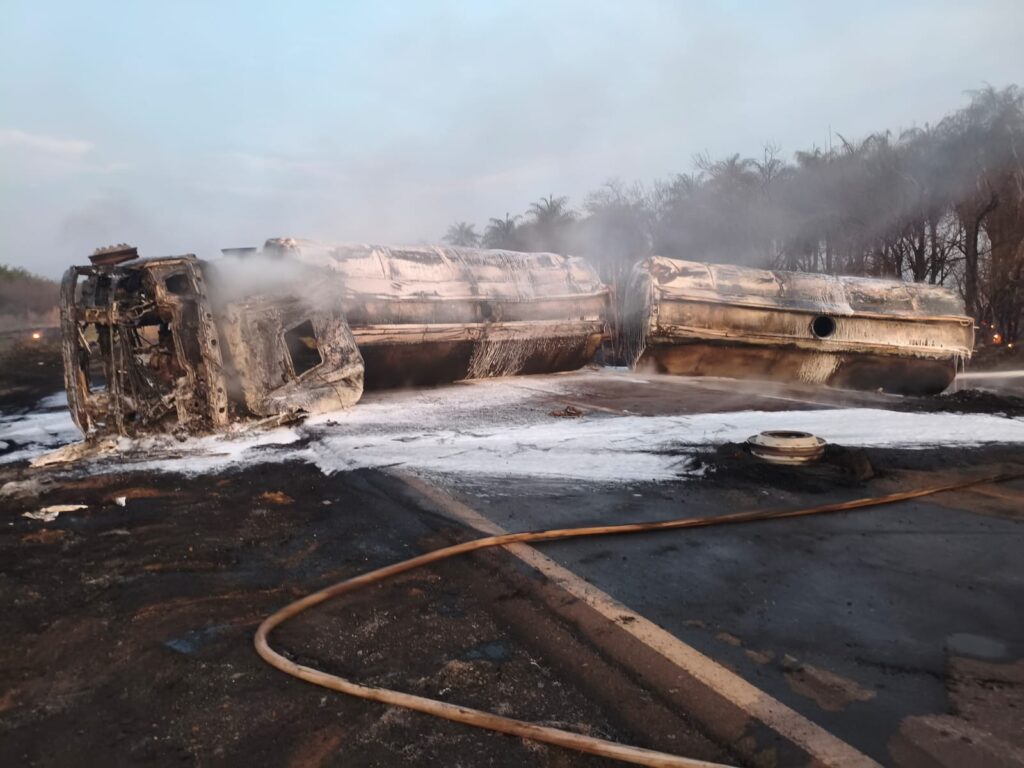 Carreta com óleo vegetal explode após acidente de trânsito e motorista morre carbonizado