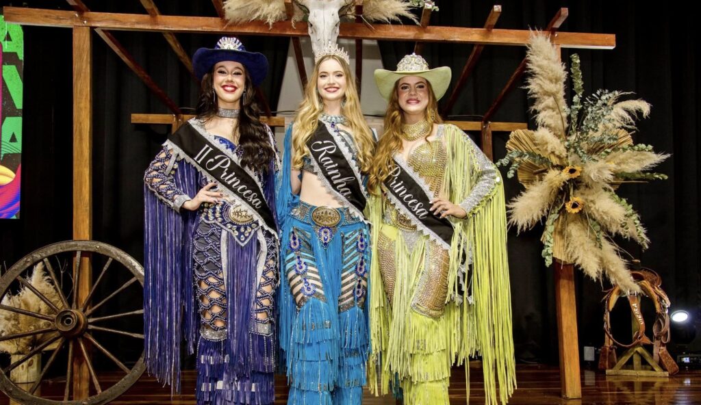 JUNQUEIRÓPOLIS: Eleita a Rainha e Princesas da Aceruva 2025 em concorrido evento