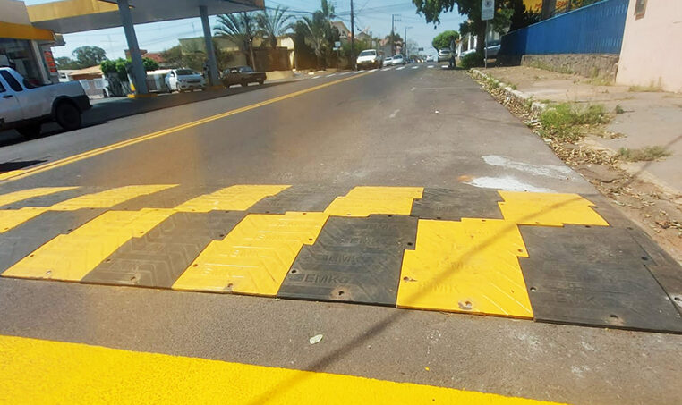 ADAMANTINA: Instalada na Rua Joaquim Nabuco a primeira lombada de material sintético