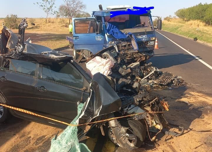 Colisão entre carro e caminhão deixa jovem morto na SP-425