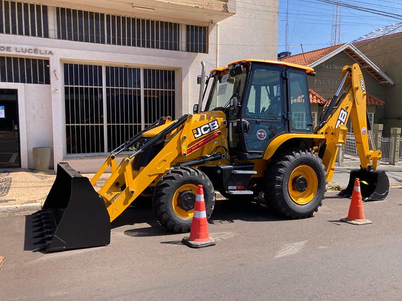 LUCÉLIA: Prefeitura recebe máquina retroescavadeira do Governo do Estado