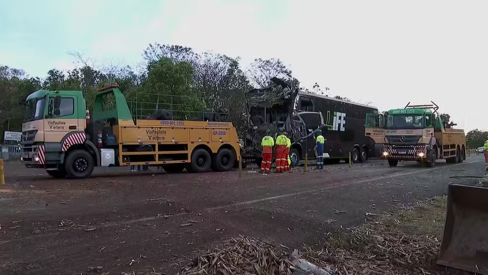 Acidente entre ônibus e carreta de cana-de-açúcar mata motorista e deixa feridos no interior de SP