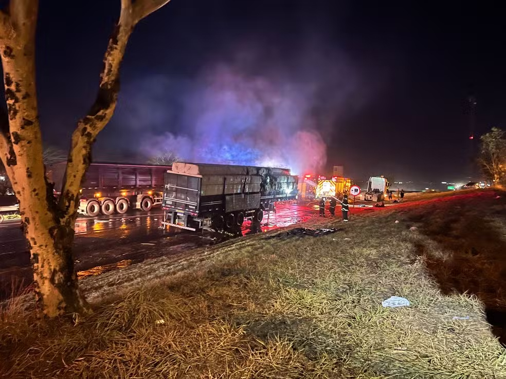Incêndio em caminhão carregado com algodão causa interdição parcial da SP-310 em Rio Preto
