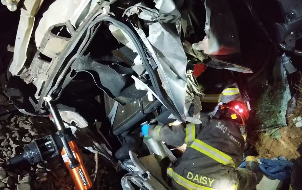 Mulher é socorrida após carro deslizar em barranco e capotar