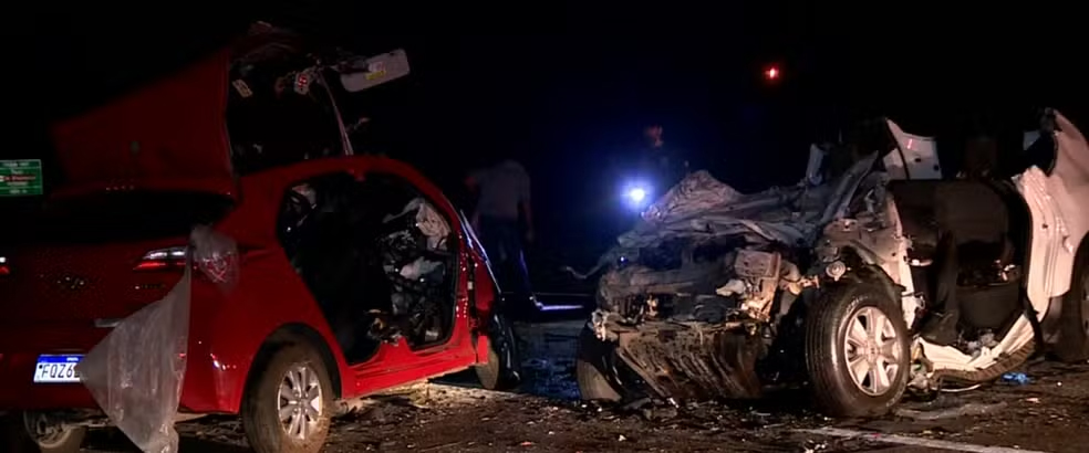 Acidente com dois carros e uma moto deixa 5 mortos e 2 feridos em rodovia