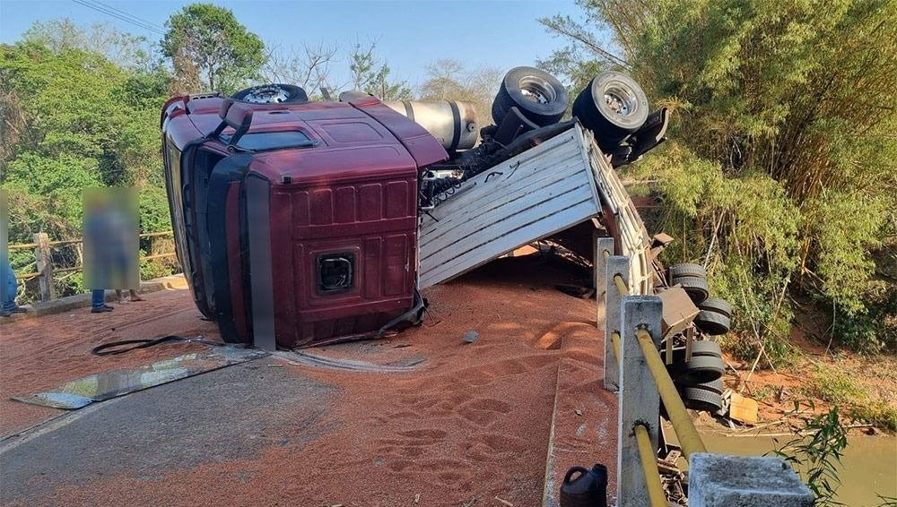 Carreta tomba sobre ponte do Rio do Peixe e interdita vicinal entre Tupã e Quatá