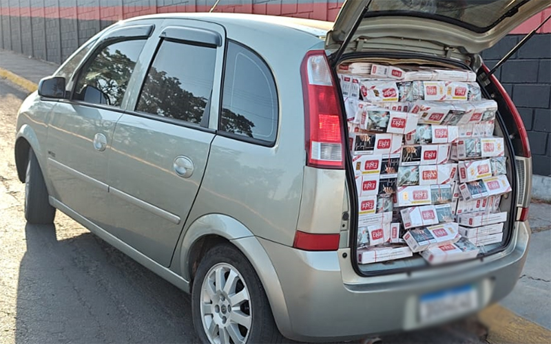 Após acompanhamento pela SP-294, polícia apreende dois carros com cigarros contrabandeados