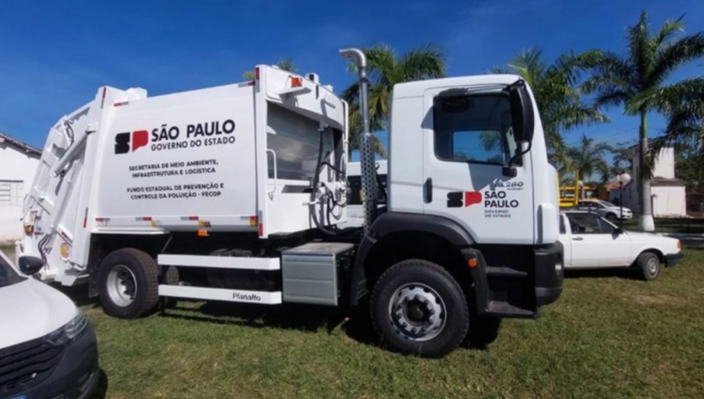 PACAEMBU: Vereador reivindica a deputado a destinação de um caminhão compactador de lixo