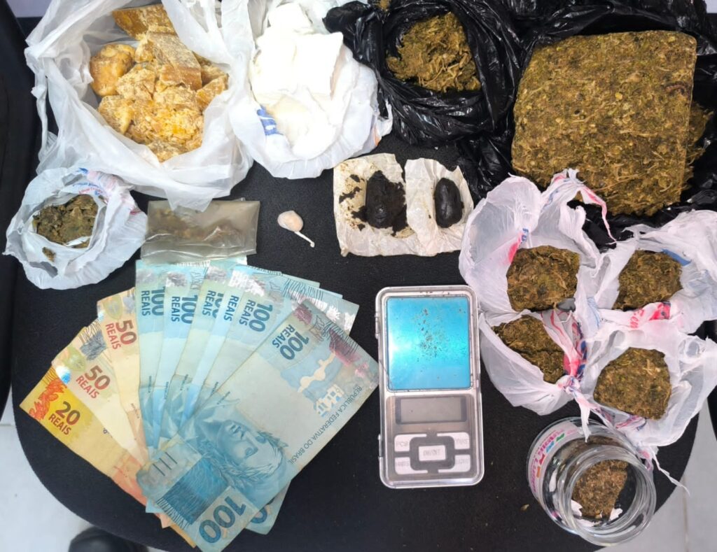Homem é preso com porções de cocaína, crack, maconha e haxixe escondidas em construção