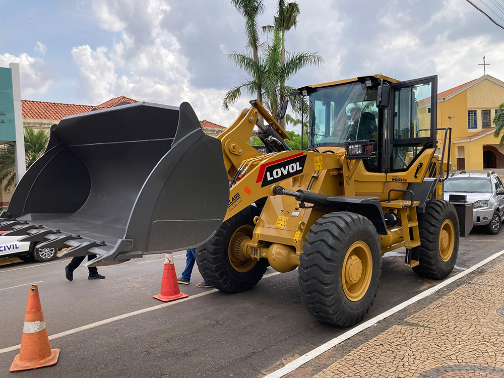 FLÓRIDA: Administração Municipal recebe máquina pá carregadeira 0 km viabilizada por deputado