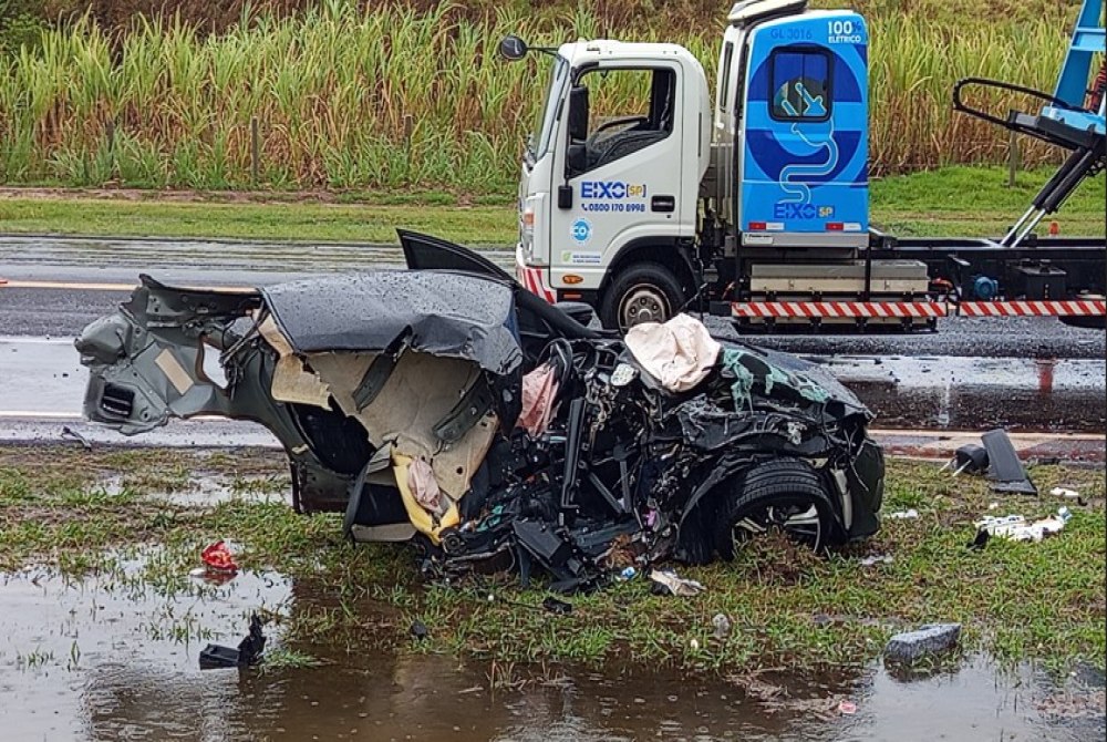 Carro parte ao meio e duas pessoas ficam feridas em acidente na SP-294
