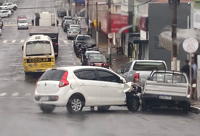 FLÓRIDA: Acidente envolve três veículos no centro da cidade