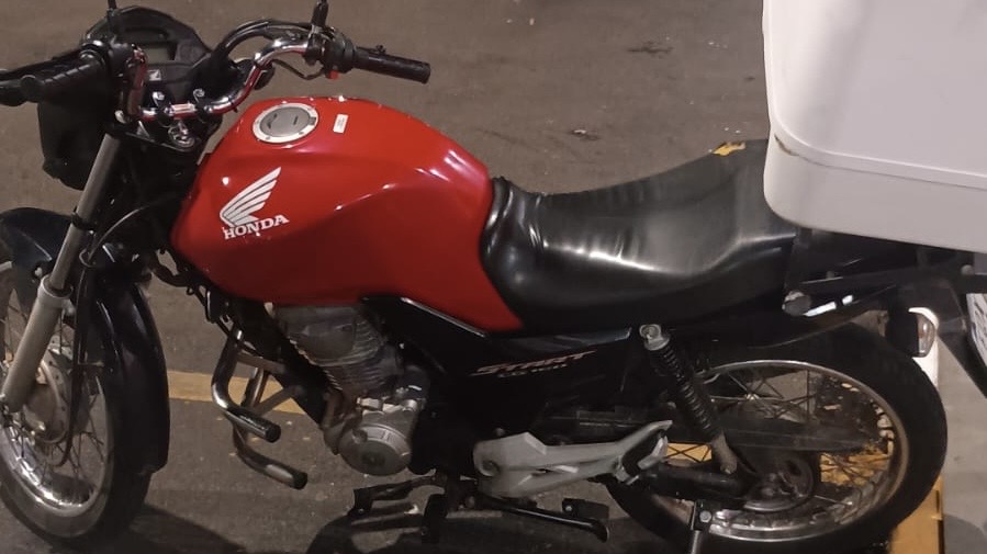 FLÓRIDA: Homem reincidente em furtos volta a agir e é detido após furtar moto