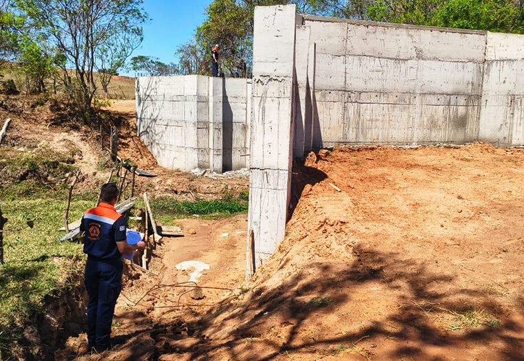 IRAPURU: Defesa Civil vistoria construção da nova ponte de concreto sobre o córrego Canaã