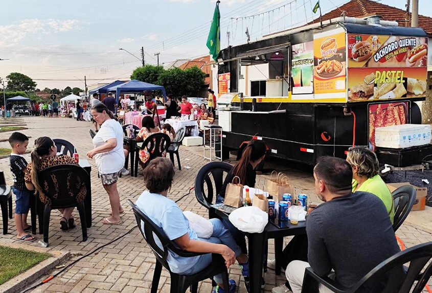 MARIÁPOLIS: Feira da Lua é sucesso com a presença de grande público
