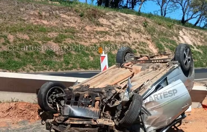 Carro capota e uma pessoa morre na SP-310