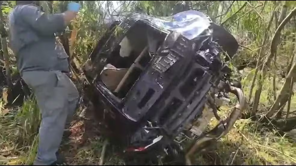 Porsche de R$ 877 mil fica destruída após motorista perder controle e cair em barranco de rodovia