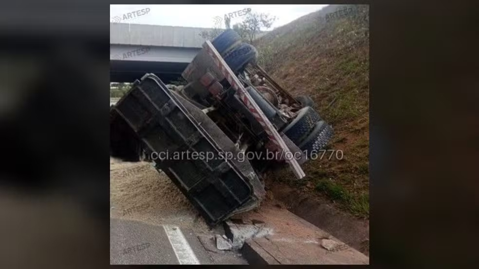 Motorista de caminhão morre após acidente na Rodovia Raposo Tavares