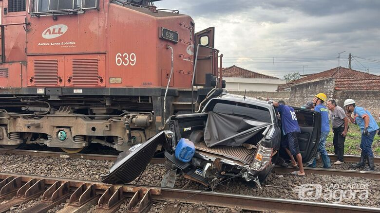 Caminhonete é arrastada por trem e motorista fica preso às ferragens no interior de SP