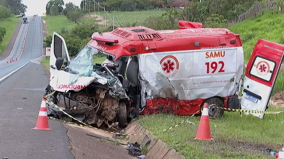 Motoristas e paciente de 74 anos que era levada por ambulância morrem após acidente no interior de SP