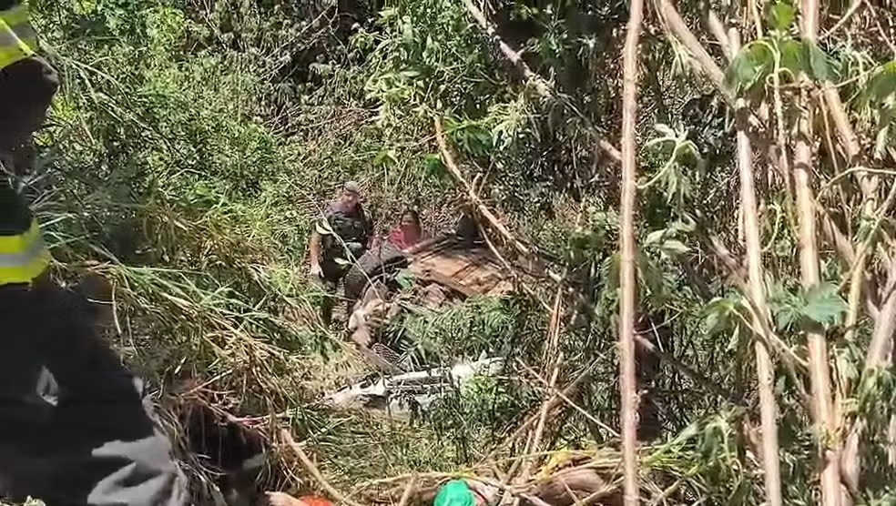 Idosa morre e filha e neto ficam feridos após carro cair de ribanceira