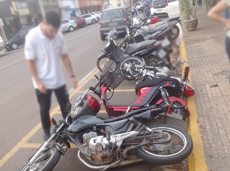 FLÓRIDA: Carro derruba motos estacionadas em bolsão no centro da cidade