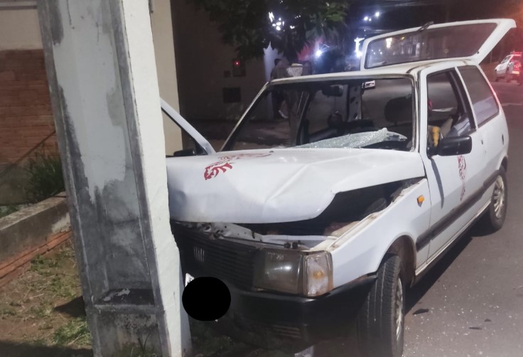 Ao dirigir embriagado e sem CNH, motorista é preso e passageira morre após carro bater em poste