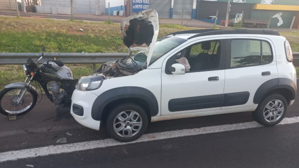 Homem morre após carro colidir na traseira de motocicleta