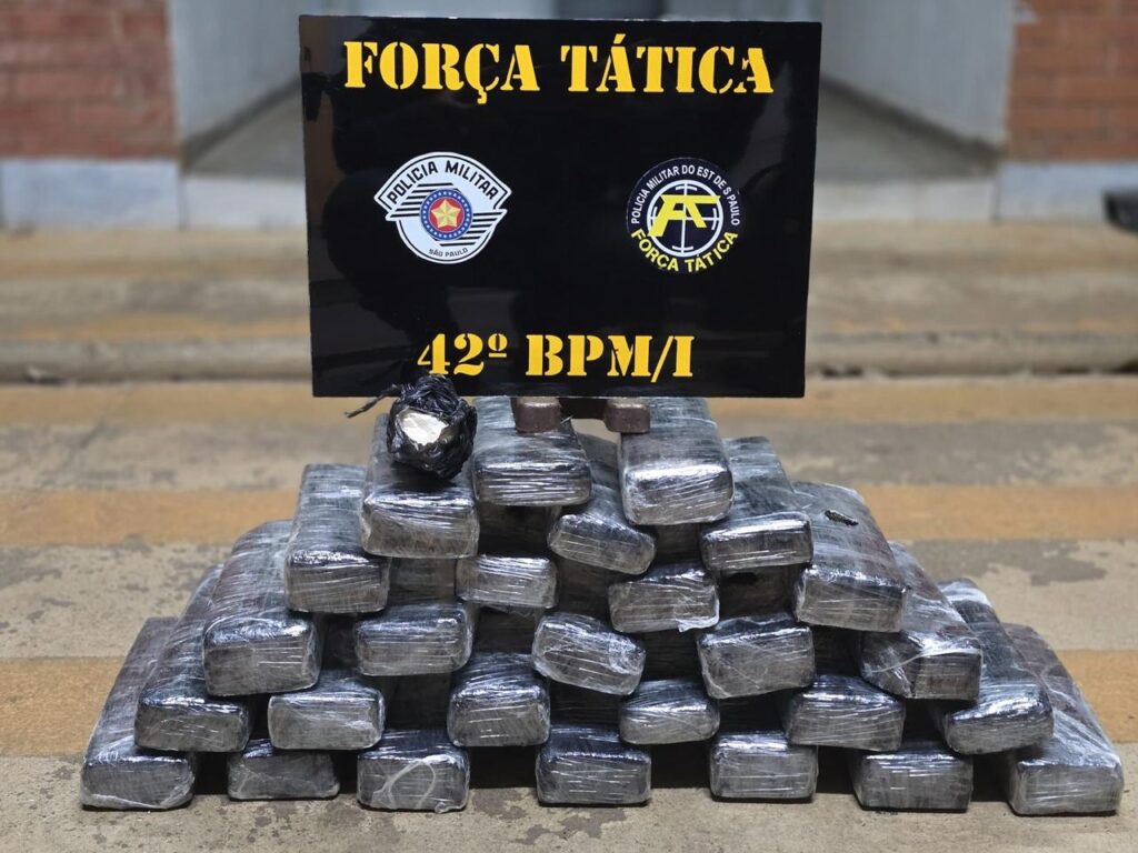 Rapaz é preso com 22,5kg de maconha escondida em bagagem