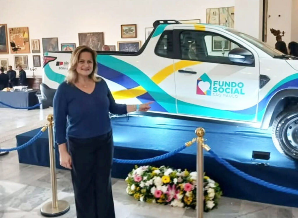SALMOURÃO: Prefeita Sônia Gabau recebe veículo do Fundo Social de São Paulo