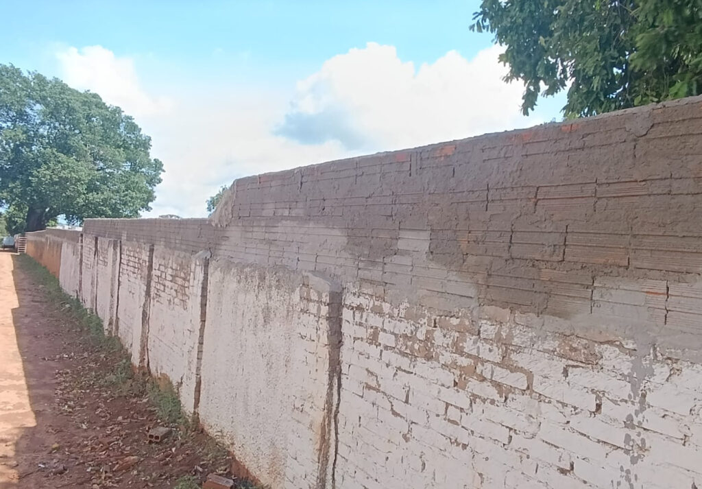 ADAMANTINA: Altura dos muros do Cemitério Municipal começa ser elevada para tentar coibir invasões e furtos