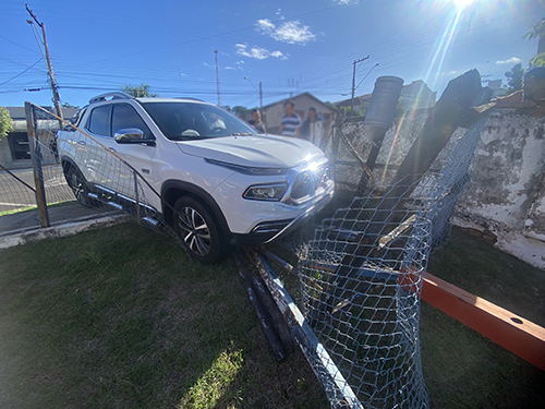 FLÓRIDA: Caminhonete invade calçada e causa danos à Casa da Agricultura