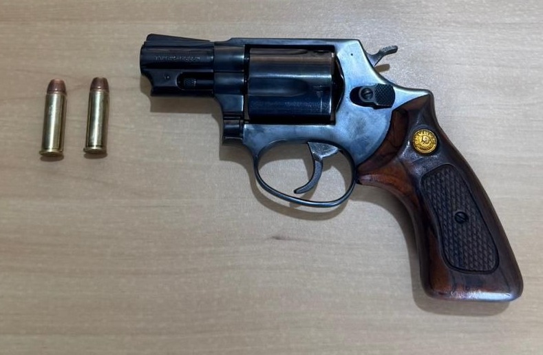 SP-294: Ocorrência termina três presos, carro, arma e contrabando apreendido