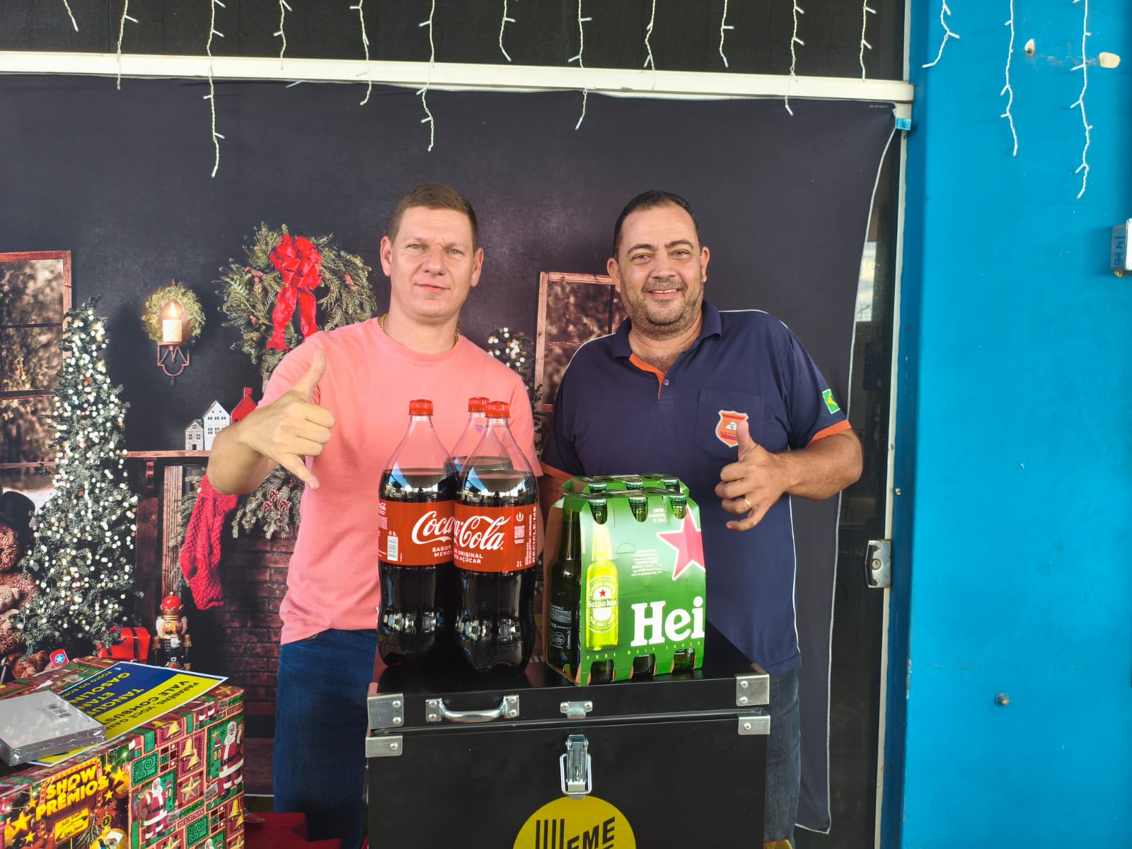 JUNIOR MENDONÇA – Caixa térmica + 12 unidades de Heineken (330 ml) + 3 unidades de Coca-Cola (2 litros)