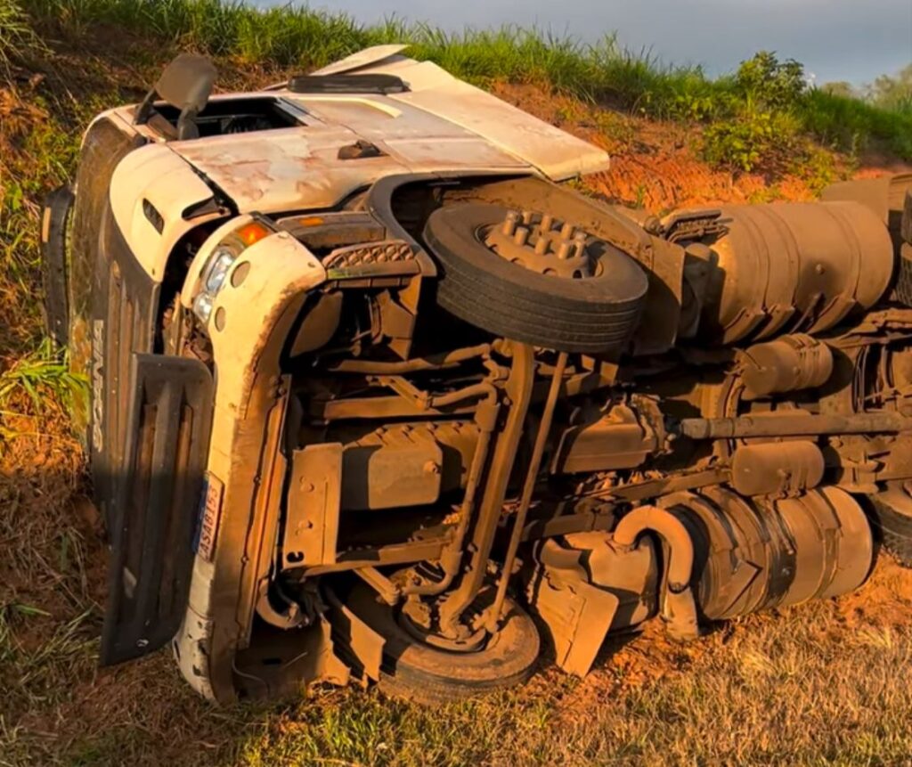 Carreta carregada com óleo vegetal tomba na SP-294 em Junqueirópolis