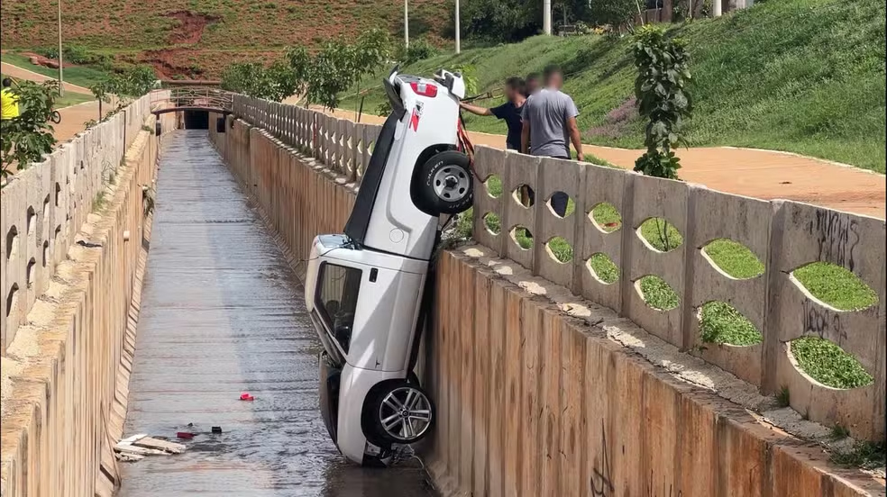 Carro estacionado perde o freio, desce a rua sozinho e cai em córrego no interior de SP