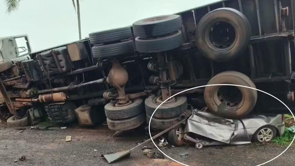 Caminhão tomba em cima de carro, e quatro homens morrem em rodovia no interior de SP